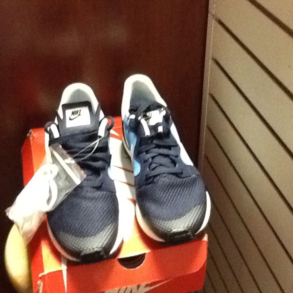 Nike - Picture 2 of 3
